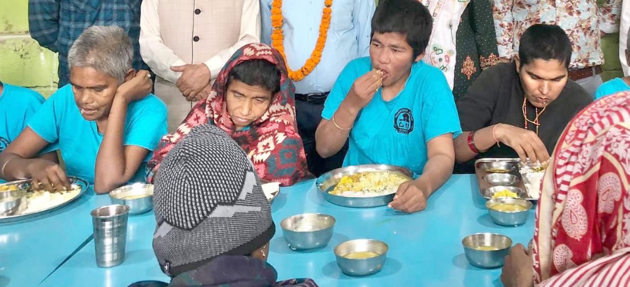 पितृ कार्यको खर्च कटाएर मानव सेवा आश्रममा भोजन